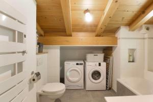 łazienka z pralką i pralką w obiekcie Chalet Béchar Le Magnifique- Garden - Sauna & Jacuzzi w mieście Les Bossons +38 zdjęć
