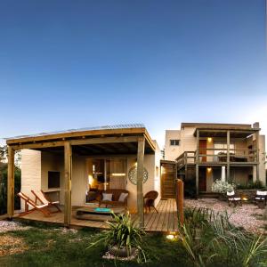 Casa con terraza de madera y patio en Alma Serena en La Paloma