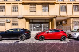 3 voitures garées devant un bâtiment dans l'établissement Wonderful Italy Suites, à Syracuse