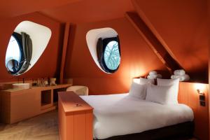 瓦斯凱勒的住宿－La Maison des Bienheureux，一间卧室设有一张床和两个窗户。