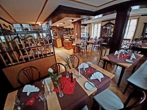 - un restaurant avec des tables et des chaises dans une salle dans l'établissement Wein-und Gasthof Zipf, à Miltenberg