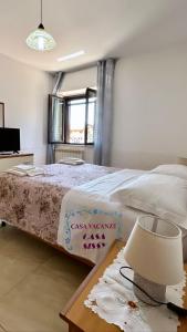 una camera con letto e tavolo con lampada di Casa Sissy a Lamezia Terme