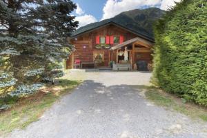 里雾诗Chalet YOLO, Vallée de Chamonix - sauna et jaccuzi的小木屋前面设有车道