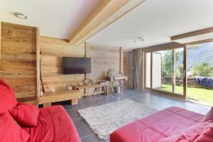Televízia a/alebo spoločenská miestnosť v ubytovaní Chalet YOLO, Vallée de Chamonix - sauna et jaccuzi