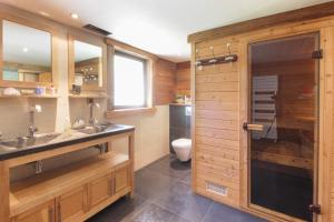 里雾诗Chalet YOLO, Vallée de Chamonix - sauna et jaccuzi的带水槽和马桶的浴室 更多24张照片