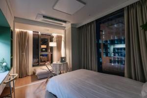 een slaapkamer met een bed, een bureau en een raam bij Stay Seoul N Myeongdong in Seoul