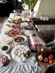 Willa Hanka w Centrum ze śniadaniami في شكلارسكا بوريبا: طاولة طويلة مع العديد من أطباق الطعام عليها
