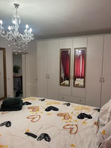 拉姆尼庫沃爾恰的住宿－Tamara’s Place，一间卧室,床上有衣服