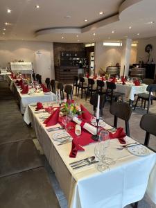 rzędu stołów w restauracji z czerwonymi serwetkami w obiekcie Eifelstube Ahrweiler w mieście Bad Neuenahr-Ahrweiler
