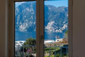 プライアーノにあるMasa Villasの窓から湖の景色を望めます。