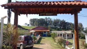 un coche aparcado frente a una casa en CHÁCARA KAUANNY SOCORRO SP, en Socorro