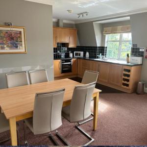 Kuchyň nebo kuchyňský kout v ubytování Spacious 2 bedroom apartment in Killarney