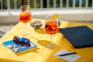 プライアーノにあるMasa Villasのオレンジジュース2杯、サングラス1皿