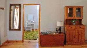 um quarto com um espelho, uma cómoda e uma mesa em Aloe Cottage em Montagu