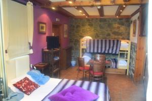 Телевизор и/или развлекательный центр в Casa Rural Restaurant Borda Patxeta