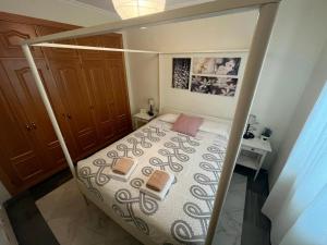 カディスにあるLa Esquinita del SENADOR Grupo AC Gestionの天蓋付きベッドが備わるベッドルームのオーバーヘッドビュー