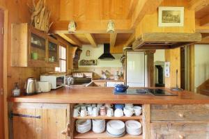 een keuken met een aanrecht met borden erop bij Chalet de charme - 8 pers - 140m2 - Jardin - Calme in Les Houches