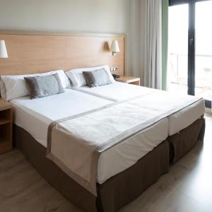 Posteľ alebo postele v izbe v ubytovaní Hotel Real
