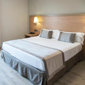 Posteľ alebo postele v izbe v ubytovaní Hotel Real