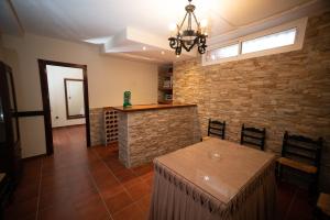 comedor con mesa y pared de ladrillo en Villa candelaria luxury home, en Bormujos