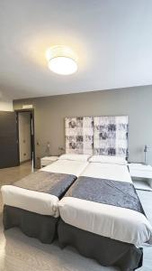 Postel nebo postele na pokoji v ubytování Apartamentos Real Lleida + 37 fotografií