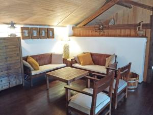 salon z kanapą i stołem w obiekcie Casa dos Botes w mieście Santa Cruz das Flores