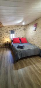 BrossacにあるLa Roseの石の壁に大きなベッドが置かれた寝室 +46枚の写真