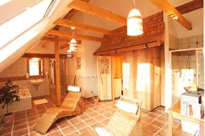 sala de estar con 2 sillas en una habitación en Kürbishof Gartner, en Fehring