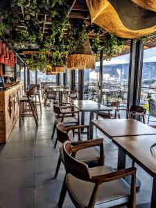un restaurante con mesas, sillas y vistas en Hotel 21, en Tiflis