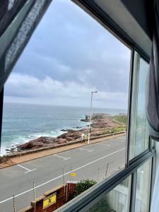 een raam met uitzicht op de oceaan bij 201 on Seagull in Margate