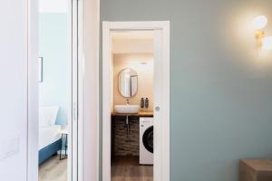 ein Badezimmer mit Waschbecken und Spiegel in der Unterkunft RELSTAY - Tortona in Mailand