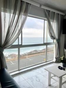 een kamer met een groot raam met uitzicht op de oceaan bij 201 on Seagull in Margate