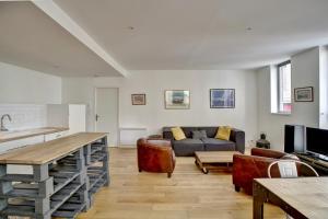 a living room with a couch and a table at Le Faubourg - Charmant duplex pour 4 avec parking in Bordeaux
