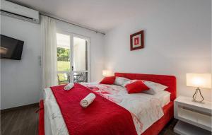1 dormitorio con cama roja y ventana en Studio Jasna, en Poreč