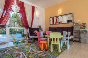 een woonkamer met kleurrijke stoelen en een tafel bij Tylicki Zdrój in Tylicz