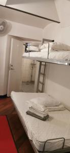 ストックホルムにあるStockholm Classic Budget Hotellの二段ベッド2組とはしごが備わる客室です。