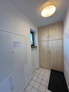 Camera con armadietti in legno e camera con finestra. di Günstige Wohnung mit Terrasse im Ferienpark a Falkenstein