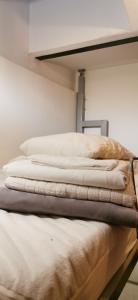 2 Betten in einem Zimmer übereinander gestapelt in der Unterkunft Stockholm Classic Budget Hotell in Stockholm