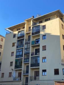 um edifício de apartamentos em frente a um céu azul em Bilocale del Marchesato em Saluzzo