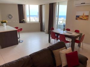 Et opholdsområde på St. Julian's Super Bright And Spacious Seaview Apartment