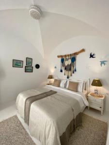 una camera da letto con un grande letto in una stanza bianca di Dar Azur Hammamet Guest House a Hammamet