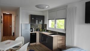 Кухня или мини-кухня в Ferienwohnung mit Blick in den Bayrischen Wald oberhalb von Sankt Engelmar
