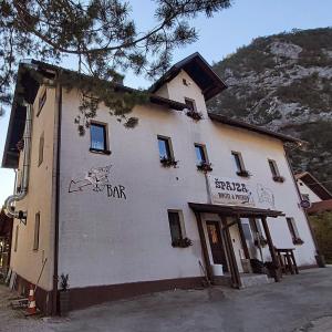 um edifício com um gato pintado ao lado dele em Hostel in picerija Špajza em Mojstrana