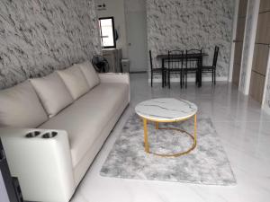 華欣的住宿－Hua Hin 88 Mountain Retreat - Your Ultimate Family Villa，客厅配有白色的沙发和桌子