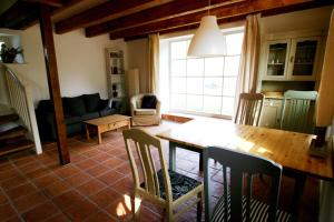 a kitchen and living room with a table and chairs at Dorphus in Neuenkirchen auf Rugen