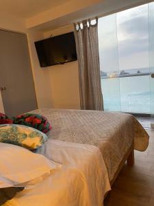 1 dormitorio con 1 cama y vistas al océano en FRENTE AL MAR, en San Bartolo
