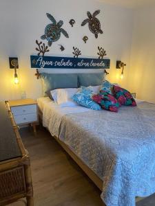 1 dormitorio con 1 cama con un cartel en la pared en FRENTE AL MAR, en San Bartolo