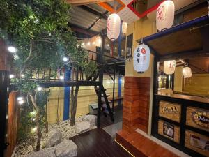 un ristorante con tavolo al centro di un edificio di อีโฮสเทลบ้านช่น a Ban Chak Khamin