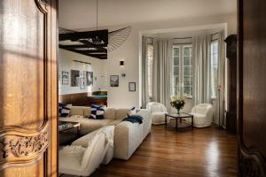 uma sala de estar com um sofá e uma mesa em Private Oasis: Luxe 20-guest Estate, Jacuzzi, 8 Ha em Bazeilles