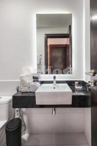 ein Badezimmer mit einem weißen Waschbecken und einem Spiegel in der Unterkunft 2 Bedroom Apartment In Las Mercedes in Asunción